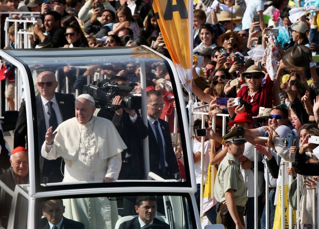 Pope Francis waves as he arrives to lead a mass at O'Higgins park, in Santiago, Chile January 16, 2018. REUTERS/Maglio Perez NO RESALES. NO ARCHIVE.