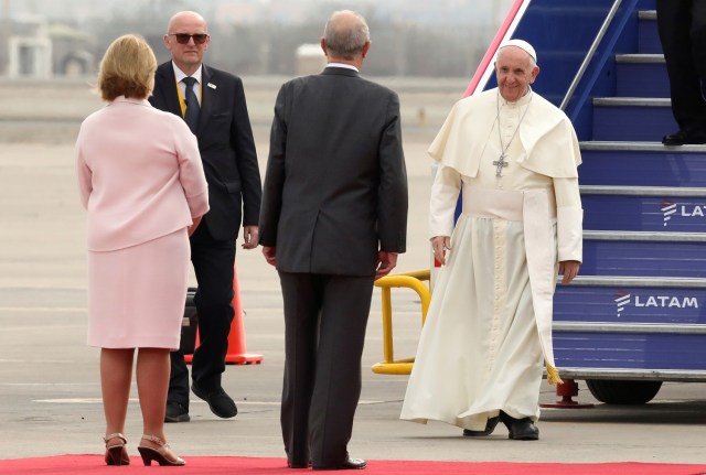 El Papa Francisco es recibido por el presidente peruano Pedro Pablo Kuczynski y la primera dama Nancy Lange a su llegada a Lima, Perú, 18 de enero, 2018.  REUTERS/Mariana Bazo