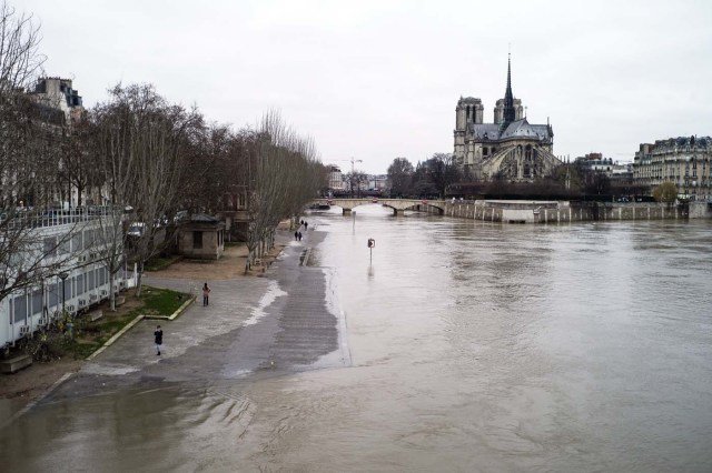 Paris (France), 07/01/2018.- Parisian sidewalk is submerged by floodwaters along the Seine river in Paris, France, 07 January 2018. The Seine river water level increased after the Storm Eleanor hit the country last week. (Francia) EFE/EPA/YOAN VALAT