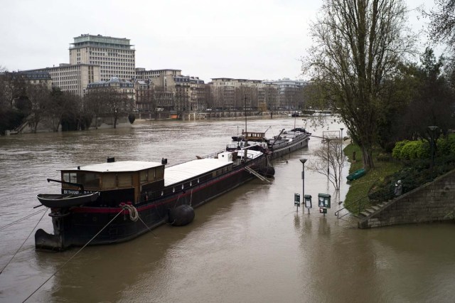 Paris (France), 07/01/2018.- A barge submerged by floodwaters along the Seine river in Paris, France, 07 January 2018. The Seine river water level increased after the Storm Eleanor hit the country last week. (Francia) EFE/EPA/YOAN VALAT