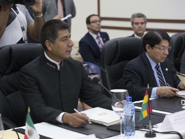 STO10. SANTO DOMINGO (REPÚBLICA DOMINICANA), 13/01/2018.- El ministro boliviano de Exteriores, Fernando Huanacuni Mamani (i), y su homólogo nicaragüense, Denis Moncada (d), participan en una reunión entre representantes del gobierno y de la oposición de Venezuela hoy, sábado 13 de enero de 2018, en la sede del ministerio dominicano de Exteriores, en Santo Domingo (República Dominicana). El Gobierno y la oposición venezolana prosiguen este sábado las conversaciones que iniciaron este jueves en Santo Domingo en busca de un acuerdo para intentar solucionar la crisis que vive ese país. EFE/Orlando Barría