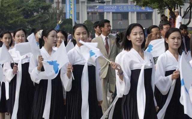 Una imagen del 2005 muestra a Ri Sol-Ju, la actual pareja de Kim, en el extremo derecho de la foto (AFP)