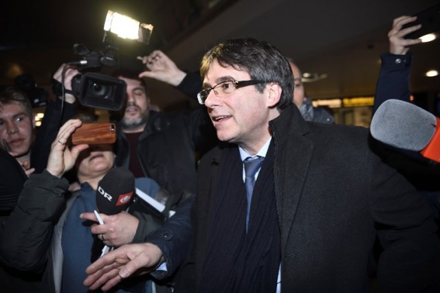 Former Catalan leader Carles Puigdemont is surrounded by journalists upon his arrival at Copenhagen Airport, Denmark, on January 22, 2018. Former Catalan leader Carles Puigdemont arrived in Copenhagen, defying a threat by Madrid to issue a warrant for his arrest if he leaves Belgium, where he has been in exile since a failed independence bid. Puigdemont is to take part in a debate on Catalonia at the University of Copenhagen. / AFP PHOTO / Scanpix / Tariq Mikkel KHAN / Denmark OUT