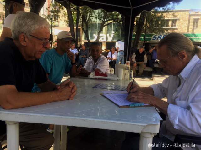 Foto: Vecinos de Chacao durante el proceso de validación de los partidos políticos/ Steffany Carvajal - LaPatilla.com