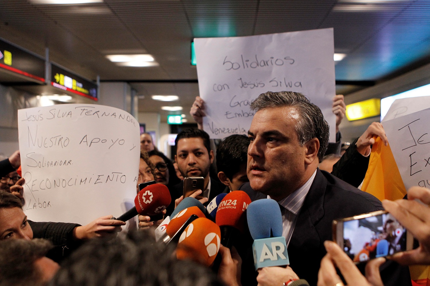 El embajador español expulsado por Maduro llega a Madrid (Fotos)