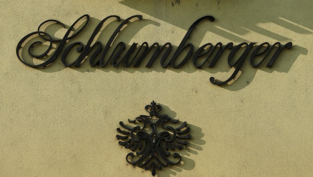 El logo de Schlumberger se observa en su sede central de Viena el 19 de enero de 2017. REUTERS/Heinz-Peter Bader