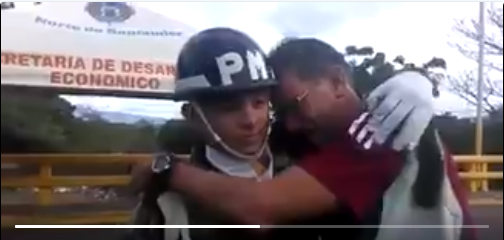 Conmovedor: Este venezolano llora de indignación al cruzar frontera con Colombia para buscar comida