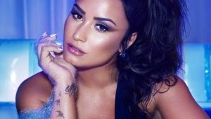 ¡Convulsionaron las redes! Demi Lovato recibió el 2018 besándose con esta mujer
