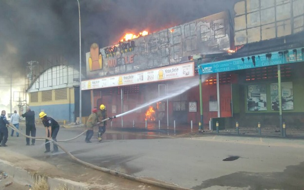 Foto: Cinco galpones de varias mueblerías se incendiaron en Perija / La Verdad