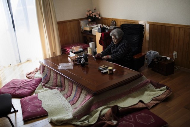 In this picture taken on January 16, 2018, Kimiko Nishimoto checks her smartphone at her house in the western Japanese city of Kumamoto. The madcap Japanese great-grandmother armed with a camera and an appetite for mischief has shot to fame for taking side-splitting selfies -- many of which appear to put her in harm's way. / AFP PHOTO / Behrouz MEHRI / TO GO WITH Japan-lifestyle-photography-offbeat-senior-citizens,FEATURE by Alistair HIMMER