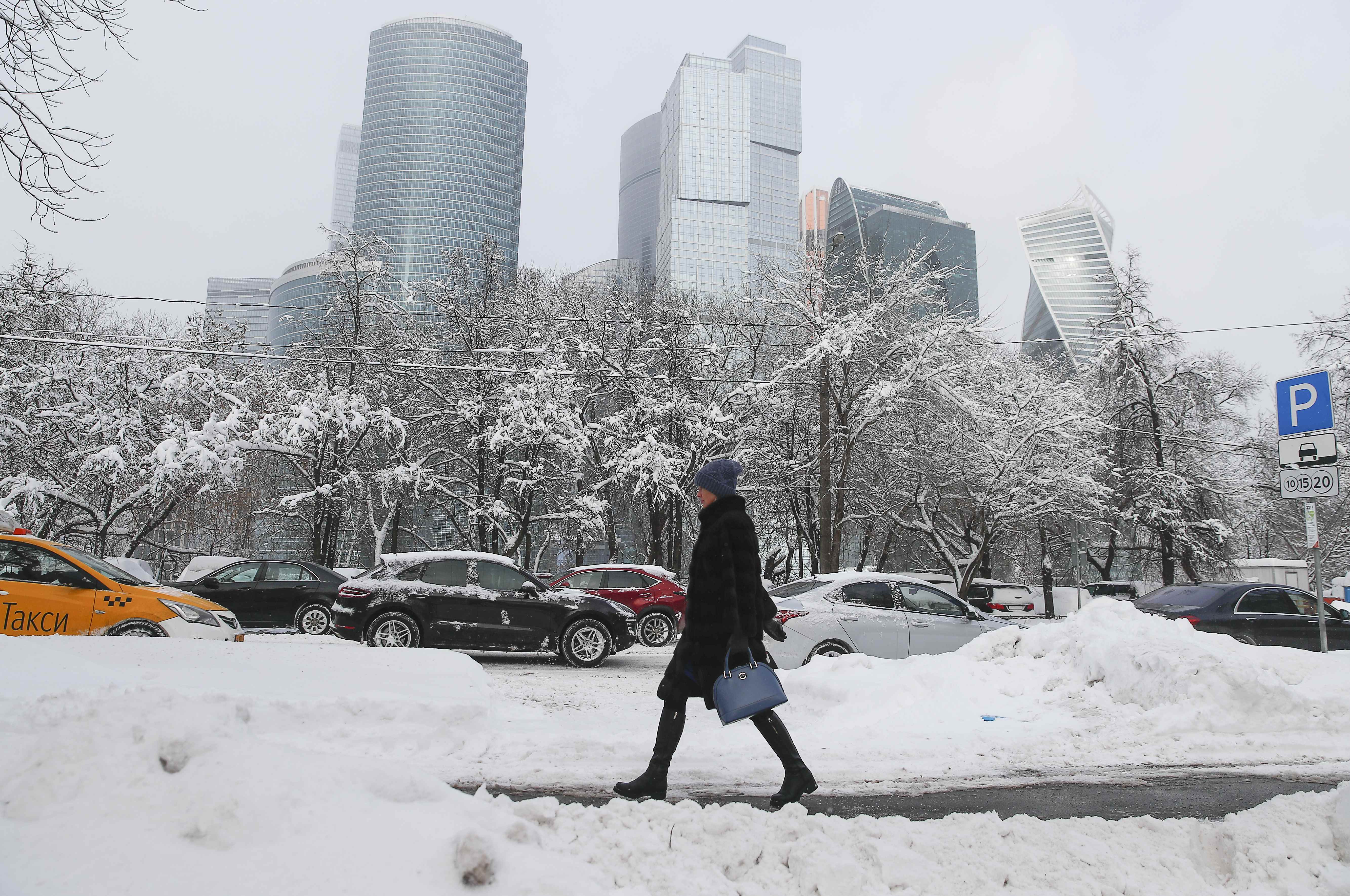 Atascos y retrasos en los aeropuertos tras la nevada del siglo en Moscú