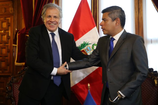 Organization of American States (OAS) Secretary General Luis Almagro (L) shakes hands with Peru's President of Congress Luis Galarreta during a meeting at Congress in Lima, Peru February 9, 2018. REUTERS/Guadalupe Pardo