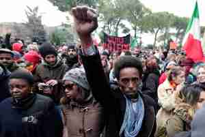 Italianos marchan contra el racismo tras tiroteo contra inmigrantes