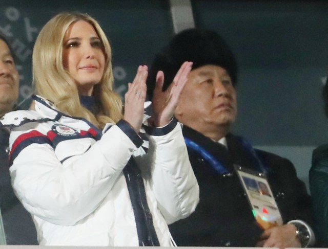 Ivanka Trump, hija del presidente estadounidense Donald Trump y asesora de la Casa Blanca, junto a Kim Yong Chol, de la delegación de Corea del Norte, en la ceremonia de cierre de los Juegos de Invierno de Pyeongchang 2018, Estadio Olímpico de Pyeongchang, Corea del Sur, 25 de febrero de 2018. REUTERS/Lucy Nicholson.