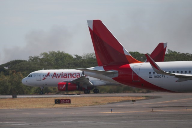 Los aviones de Avianca se ven en el Aeropuerto Internacional Monseñor Oscar Arnulfo Romero en San Luis Talpa, El Salvador, el 17 de enero de 2018. REUTERS / Jose Cabezas