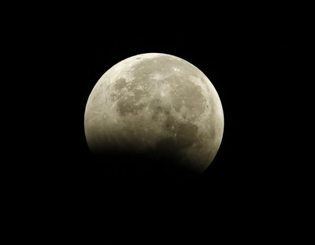 La Luna vista desde Encinitas, California, durante un eclipse total , oct 8, 2014.  REUTERS/Mike Blake