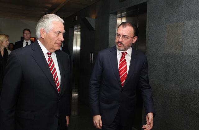 Fotografía cedida por la Secretaría de Relaciones Exteriores (SRE) que muestra al secretario de Estado de Estados Unidos, Rex Tillerson (i) y al canciller de México, Luis Videgaray (d), durante su encuentro hoy, viernes 02 de febrero de 2018, en la sede diplomática en Ciudad de México (México). El canciller mexicano, Luis Videgaray, se reunió hoy con su homólogo estadounidense, Rex Tillerson, para tratar "temas clave de la agenda de seguridad", así como de cooperación y otros asuntos regionales, informó la Secretaría de Relaciones Exteriores (SRE). EFE/SRE/SOLO USO EDITORIAL