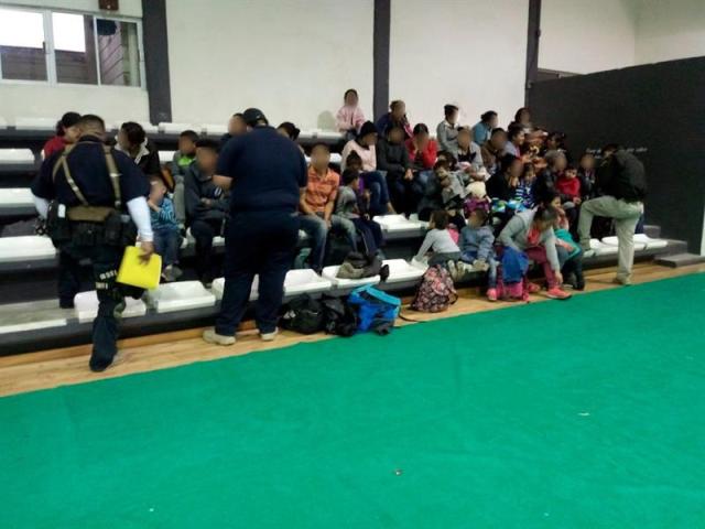 MEX22. TAMAULIPAS (MÉXICO),11/02/2018.- Fotografía cedida por la vocería de Tamaulipas hoy, domingo 11 de febrero de 2018, que muestra a varios migrantes encontrados en una casa de seguridad en la ciudad de Tamaulipas (México). Un total de 229 migrantes provenientes de Centroamérica y México fueron detenidos en unas casas de seguridad del nororiental estado de Tamaulipas, donde esperaban para cruzar a Estados Unidos, informaron hoy fuentes oficiales. EFE/Voceria de Tamaulipas/SOLO USO EDITORIAL/MEJOR CALIDAD DISPONIBLE