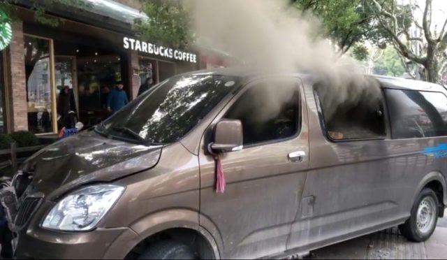 Captura de imagen de un video, proporcionado el 2 de febrero de 2018 por un testigo, de la camioneta que se incendió y atropelló a peatones en Shanghái