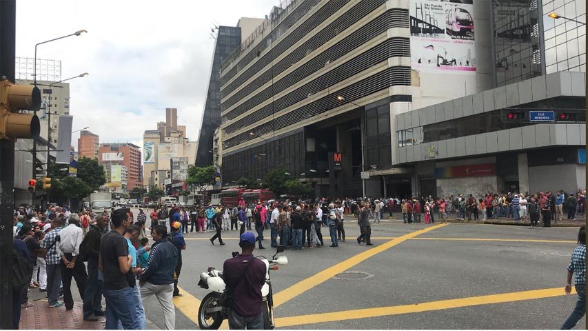Trabajadores del ministerio de Transporte trancan calles para exigir contratos fijos #16Feb