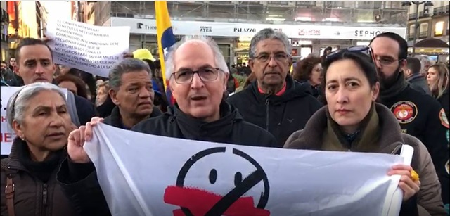 Antonio Ledezma participó en una protesta en Madrid para solidarizarse con los enfermos de Venezuela