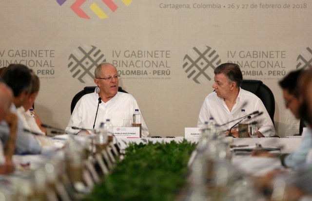 CTG12. CARTAGENA DE INDIAS (COLOMBIA), 27/02/2018.- El presidente de Colombia, Juan Manuel Santos (d) y su homólogo peruano, Pedro Pablo Kuczynski (i), participan en la inauguración del IV Gabinete Binacioal Colombia-Perú que se celebra hoy, martes 27 de febrero de 2018, en Cartagena de Indias (Colombia). EFE/RICARDO MALDONADO ROZO