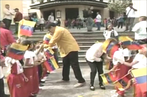 ¿A qué le teme? Tantos guardaespaldas para cuidar a Maduro de niños con la bandera de Venezuela (VIDEO)