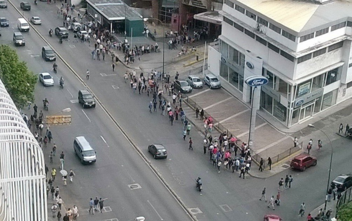 EN VIDEO: Ciudadanos van a pie por la calle ante nueva falla en el Metro de Caracas