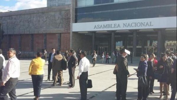 Parlamentarios regresaron a sus labores luego de confirmarse la falsa alarma. | Foto: Andes