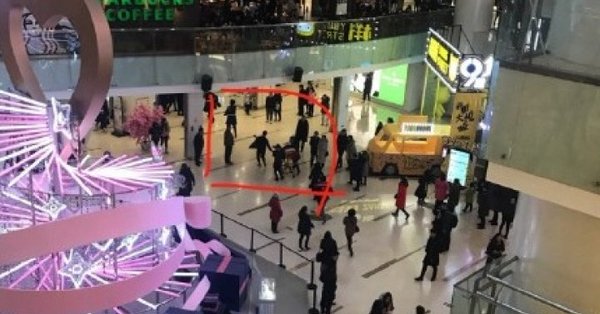 Un muerto y 12 heridos al ser acuchillados en centro comercial en Pekín