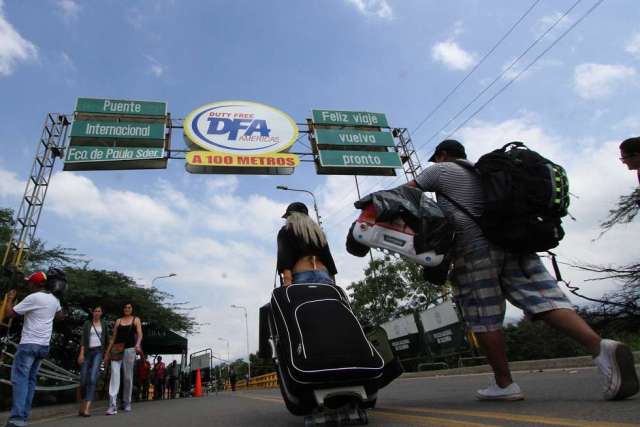 Transeúntes en el puente que une Colombia y Venezuela.  GEORGE CASTELLANOS AFP /GETTY)