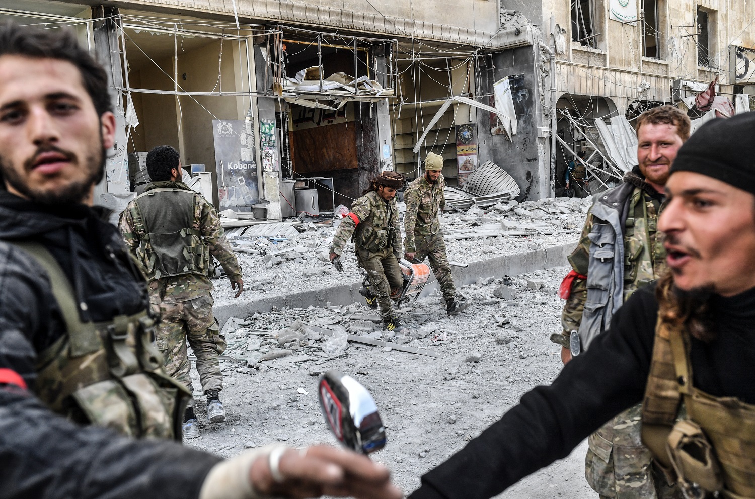 Combatientes islamistas entregan sus armas a las autoridades de Siria
