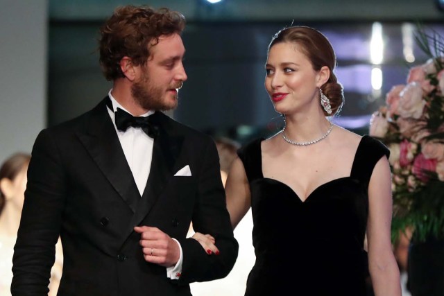 Pierre Casiraghi (L) and his wife Beatrice Casiraghi arrive for the annual Rose Ball at the Monte-Carlo Sporting Club in Monaco, on March 24, 2018. The Rose Ball is one of the major charity events in Monaco. Created in 1954, it benefits the Princess Grace Foundation. / AFP PHOTO / POOL / VALERY HACHE
