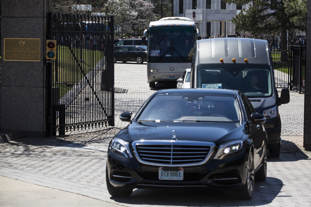 Russian diplomats expelled by the US after a nerve agent attack on a former spy, leave their embassy in Washington, D.C, March 31, 2018.   Along with the family members a total of 171 people will leave the United States on Saturday on two planes. / AFP PHOTO / ZACH GIBSON