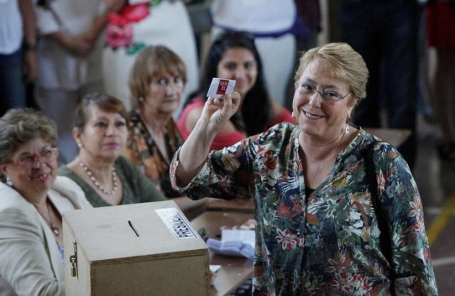 Imagen de archivo de la mandataria chilena, Michelle Bachelet, al votar en las pasadas elecciones presidenciales del país en Santiago, Diciembre 17,   2017. REUTERS/Carlos Vera