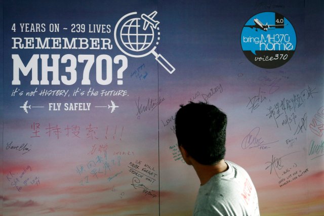 Un hombre mira un tablero de mensajes para los pasajeros, a bordo del desaparecido Malaysia Airlines Flight MH370, durante su cuarto evento anual de conmemoración en Kuala Lumpur, Malasia, el 3 de marzo de 2018. REUTERS / Lai Seng Sin