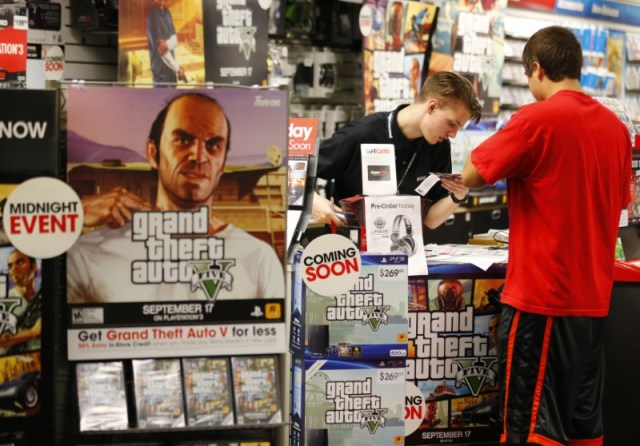 Imagen de archivo del lanzamiento del juego "Grand Theft Auto Five" en una tienda Game Stop en Encinitas, California, Estados Unidos. 17 de septiembre, 2013. REUTERS/Mike Blake