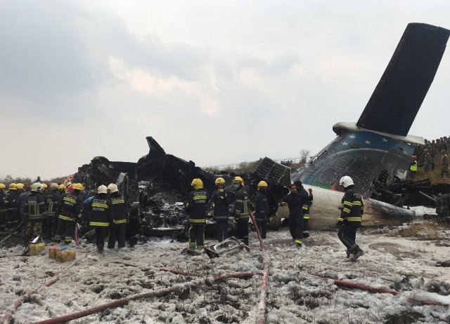Los restos de un avión se representan mientras los trabajadores de rescate operan en el aeropuerto de Katmandú, Nepal, el 12 de marzo de 2018. REUTERS / Navesh Chitrakar