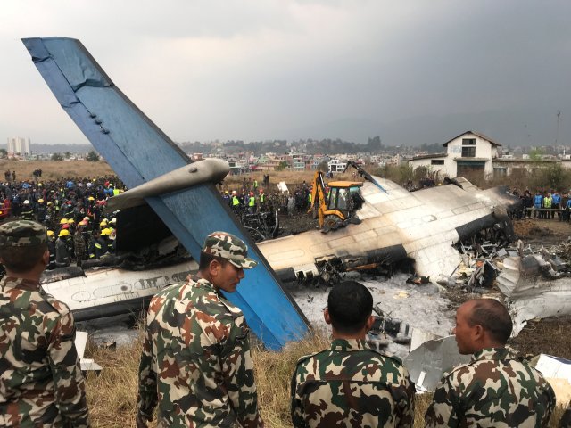 Los restos de un avión se representan mientras los trabajadores de rescate operan en el aeropuerto de Katmandú, Nepal, el 12 de marzo de 2018. REUTERS / Navesh Chitrakar