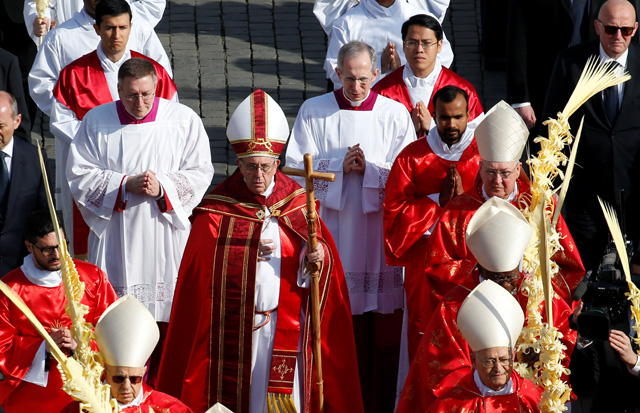 Pope Francis arrives to lead the Palm Sunday Mass in Saint Peter's Square at the Vatican, March 25, 2018  REUTERS/Stefano Rellandini