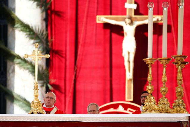 Pope Francis leads the Palm Sunday Mass in Saint Peter's Square at the Vatican, March 25, 2018  REUTERS/Tony Gentile