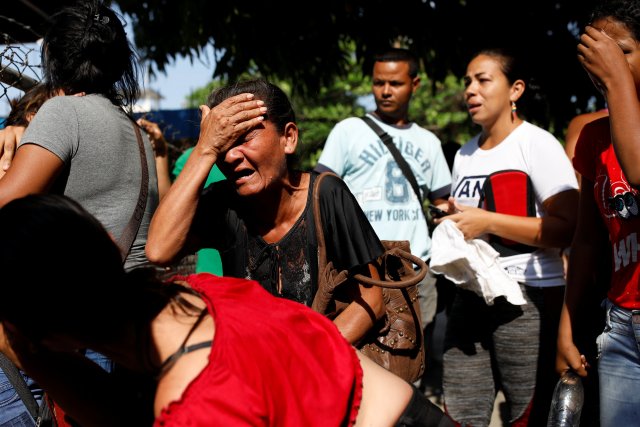 Familiares de los presos esperan información a las afueras de la Comandancia de PoliCarabobo. REUTERS/Carlos Garcia Rawlins