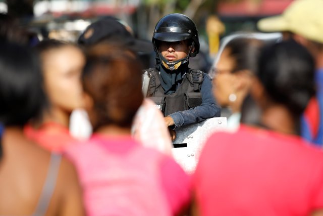 Familiares de los presos esperan información a las afueras de la Comandancia de PoliCarabobo. REUTERS/Carlos Garcia Rawlins