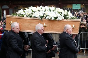 Amigos y familiares despiden a Stephen Hawking en un funeral privado en Cambridge (Fotos)