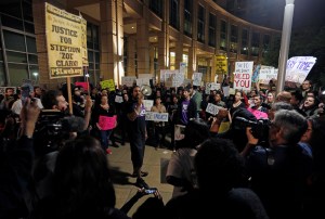 Protestas en California tras autopsia de hombre negro baleado por policía