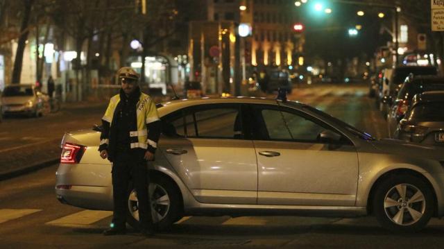 Un agente bloquea una calle mientras la policía busca a un hombre que atacó a los transeúntes en Viena (Ronald Zak / AP)