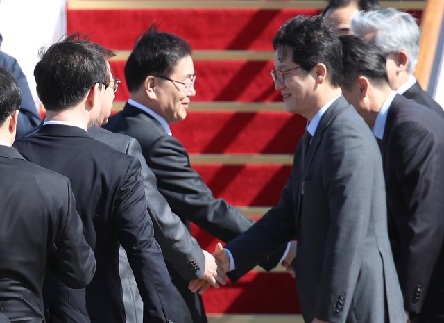 Seongnam (Korea, Republic Of), 05/03/2018.- Chung Eui-yong (C-L), chief of the presidential National Security Office, shakes hands with the send-off staff before heading to Pyongyang from Seoul Airport in Seongnam, south of Seoul, South Korea, 05 March 2018. A 10-member delegation, led by Chung, is expected to meet North Korean leader Kim Jong-un during their two-day visit with a mission to start denuclearization talks. (Corea del Sur, Seúl) EFE/EPA/YONHAP SOUTH KOREA OUT