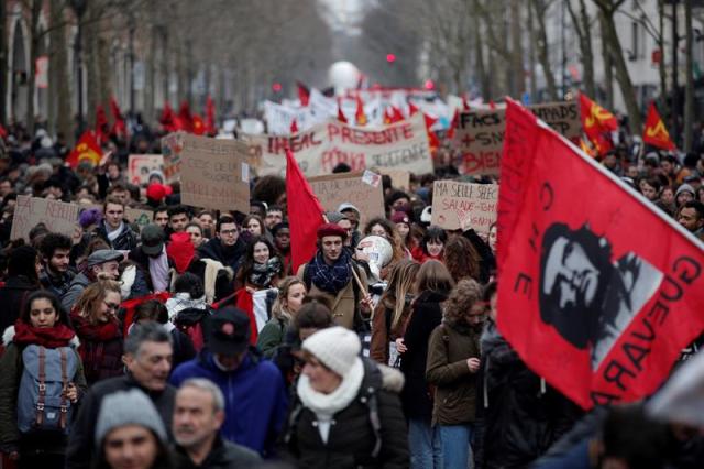 PARÍS (FRANCIA), 22/03/2018.- Manifestantes sujetan pancartas durante una manifestación en la huelga general de los servicios públicos y transportes en París (Francia) hoy, 22 de marzo de 2018. La huelga podría poner a prueba las reformas emprendidas por el presidente Emmanuel Macron. EFE/ Yoan Valat