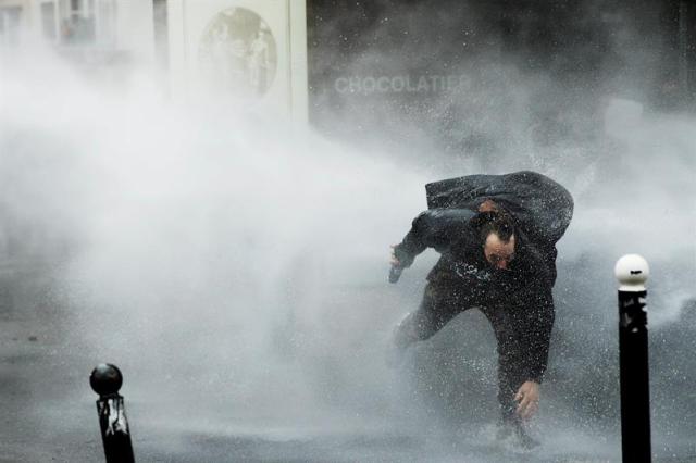 PARÍS (FRANCIA), 22/03/2018.- La policía antidisturbios usa cañones de agua para dispersar a manifestantes durante la huelga general de los servicios públicos y transportes en París (Francia) hoy, 22 de marzo de 2018. La huelga podría poner a prueba las reformas emprendidas por el presidente Emmanuel Macron. EFE/ Yoan Valat