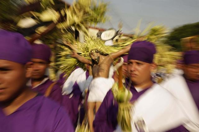 Fieles participan la procesión de los Cristos de Izalco, al oeste de El Salvador. Varios cientos de personas acudieron a dar gracias por un año más de vida y a participar en la única peregrinación cristiana protagonizada por la comunidad indígena siguiendo las costumbres ancestrales. EFE/Rodrigo Sura